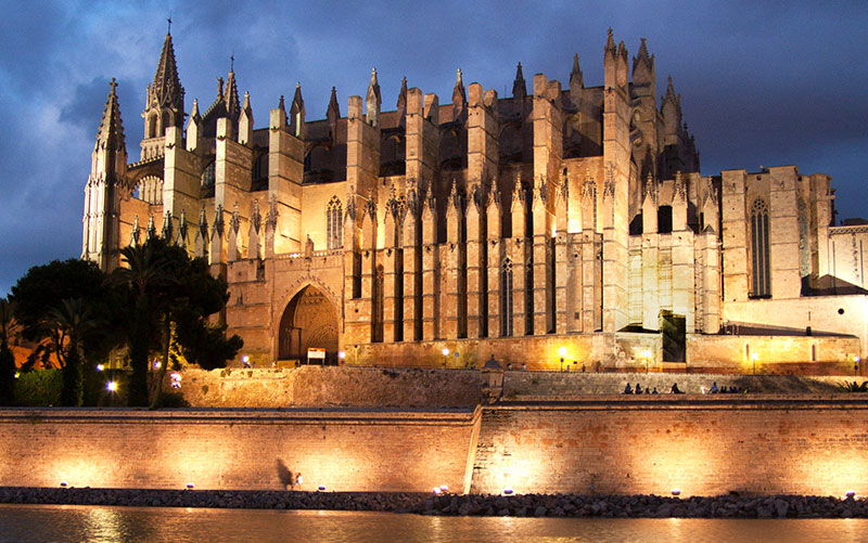 La Catedral de Mallorca - Bizarro Wikimedia.org